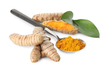 Beyaz kaşık, kök ve yeşil yapraklardaki zerdeçal tozu