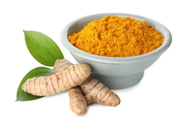 Kabın içindeki zerdeçal tozu, kökler ve yeşil yapraklar beyaz üzerine izole edilmiş.