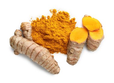 Zerdeçal tozu yığını ve kökler beyaz, üst görünümde izole