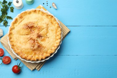 Lezzetli ev yapımı turta, ürünler ve baharatlar açık mavi ahşap masa, düz yatak. Metin için boşluk