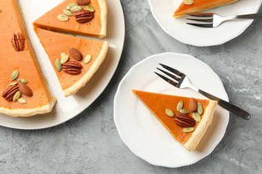Lezzetli ev yapımı kabak turtası çekirdekli ve fındıklı gri masa manzaralı.