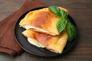 Mozarella, domates ve fesleğenli leziz calzone pizzaları, yakın plan.