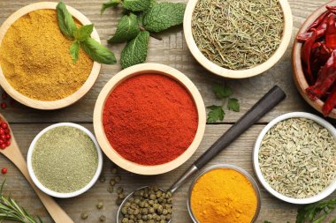 Ahşap masada farklı aromatik baharatlar var.