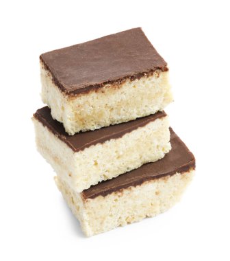 Lezzetli çikolatalı pirinç çubukları beyaza izole edilmiş.