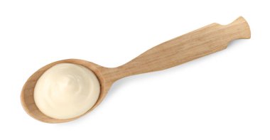 Tahta kaşıkta mayonez sosu. Beyaz, üst manzara.