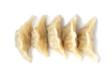 Lezzetli haşlanmış gyoza (hamur tatlısı) beyaz, üst görünümde izole