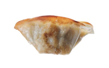 Bir kızarmış gyoza hamur tatlısı, beyaz üzerine izole edilmiş.