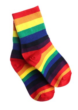 Beyaz arkaplanda LGBT renklerinde bir çift çorap
