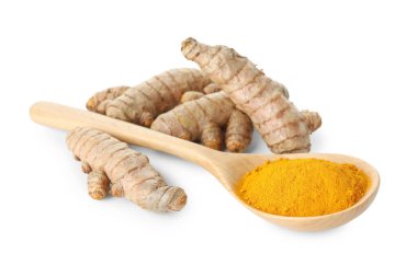 Beyaz kaşık ve kökler içindeki zerdeçal tozu