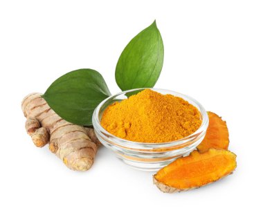 Kâsede zerdeçal tozu, beyaz yapraklar ve kökler izole edilmiş.