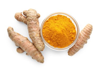 Kabın içindeki zerdeçal tozu ve beyaz kökler, üst görünüm