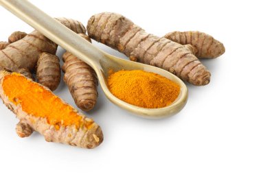 Beyaz kaşık ve kökler içindeki zerdeçal tozu