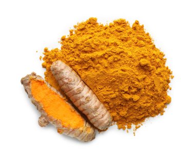 Zerdeçal tozu yığını ve kökler beyaz, üst görünümde izole