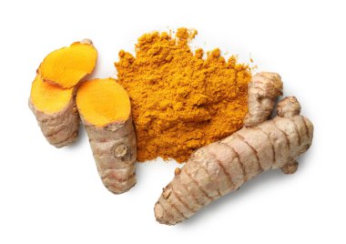 Zerdeçal tozu yığını ve kökler beyaz, üst görünümde izole