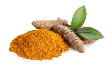 Beyaz üzerine izole edilmiş zerdeçal tozu, kök ve yeşil yapraklar.