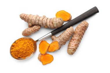 Kaşık ve kökler içindeki zerdeçal tozu beyaza izole edilmiş, üst görünüm