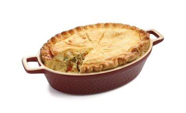 Lezzetli ev yapımı turta, tavuklu ve sebzeli, beyaz tencereye izole edilmiş.