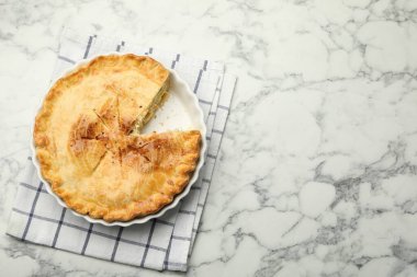 Beyaz mermer masada tavuklu nefis ev yapımı turta, üst manzara. Metin için boşluk