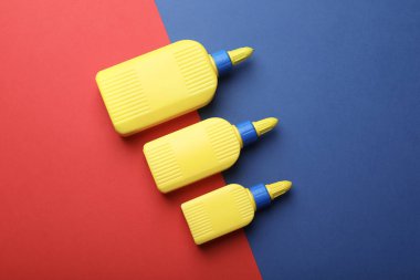 Renk arkaplanına yapıştırıcı şişeleri, düz uzanma