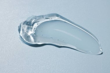 Açık mavi arkaplanda kozmetik ürün örneği, yakın plan