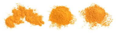 Beyaz üzerine izole edilmiş zerdeçal tozu. Üst görünüm
