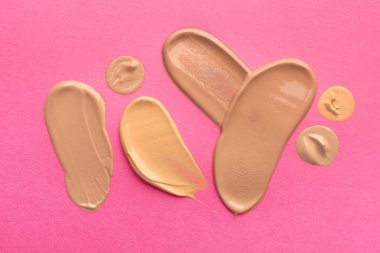 Pembe arka plan temeli, üst manzara. Kozmetik ürün kokuları