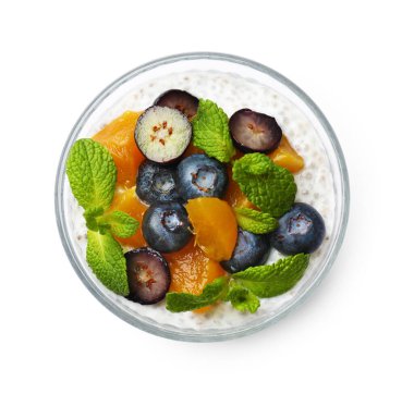 Yaban mersinli, şeftalili ve nane şekerli nefis chia pudingi.