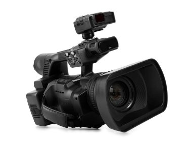 Modern profesyonel video kamera beyaza izole edildi