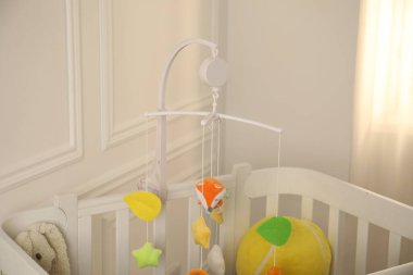 Bebek arabalı beşik çocuk odasında. İç tasarım