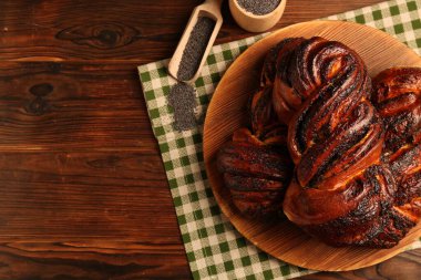 Tahta masada haşhaş tohumlu lezzetli çörekler. Metin için boşluk