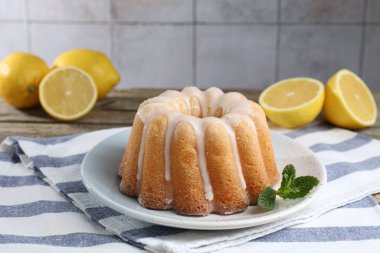 Lezzetli limonlu pasta, jöleli ve ahşap masada nane.