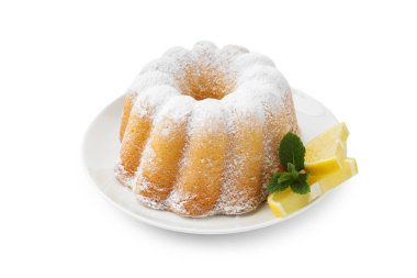 Pudra şekerli limonlu pasta, taze meyve dilimleri ve beyaz üzerine izole edilmiş nane şekeri.