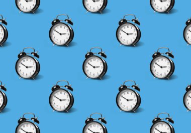 Soluk mavi arkaplanda siyah alarm saatleri deseni