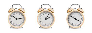 Bej alarm saati beyaz kolaj üzerinde izole edilmiş farklı zamanı gösterir
