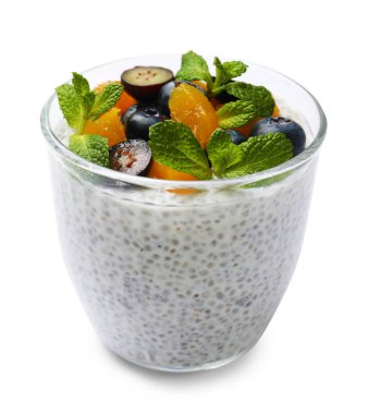 Yaban mersinli, şeftalili ve beyaz bardakta naneli Chia pudingi.