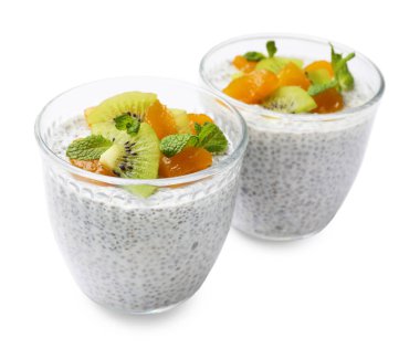 Kivili lezzetli chia pudingi, şeftali ve naneli beyaz bardakta izole edilmiş.