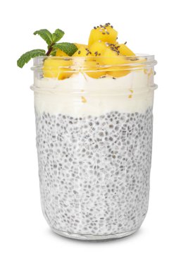 Mangolu lezzetli chia pudingi ve beyaz tenli nane şekeri.