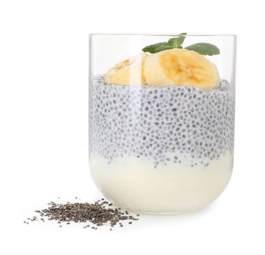 Muzlu lezzetli chia pudingi ve beyaz bardakta nane şekeri.