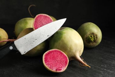 Taze şalgam ve bıçak siyah masada, yakın plan.