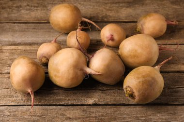 Tahta masada taze olgun şalgam.