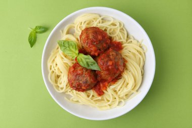 Yeşil masada köfteli leziz makarna.