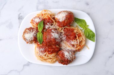 Köfteli lezzetli makarna, fesleğen ve peynir beyaz mermer masa, üst manzara