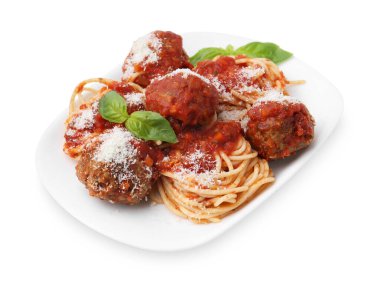 Köfteli, fesleğenli ve peynirli lezzetli makarna.