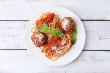 Köfteli, peynirli ve fesleğenli leziz makarna.