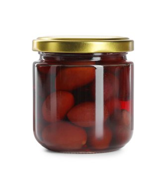 Cam kavanozdaki turşulu zeytinler beyaza izole edilmiş.