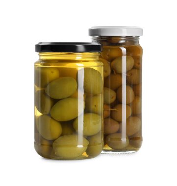 Beyaza izole edilmiş cam kavanozlarda zeytin turşusu.