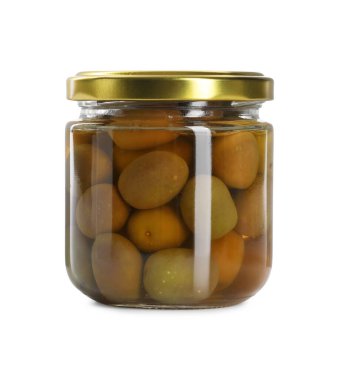 Beyaza izole edilmiş cam kavanozda turşulu yeşil zeytin.