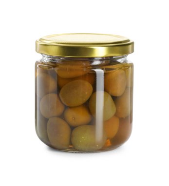 Beyaza izole edilmiş cam kavanozda turşulu yeşil zeytin.
