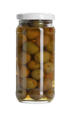 Beyaza izole edilmiş cam kavanozda turşulu yeşil zeytin.