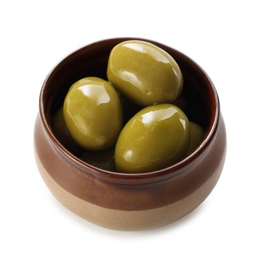 Lezzetli marine edilmiş yeşil zeytinler beyaz kasede izole edilmiş.